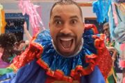 O ex-BBB Gil do Vigor em peça de propaganda para o Carnaval de Pernambuco.