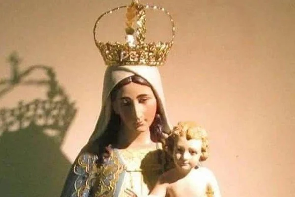 Com ajuda de chinelo, ladrão rouba coroa de santa em igreja na Rocinha