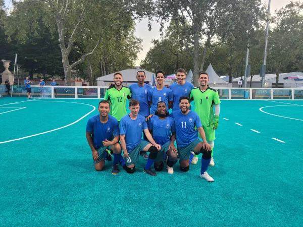 Imagem colorida de time de futebol de cegos- Metrópoles