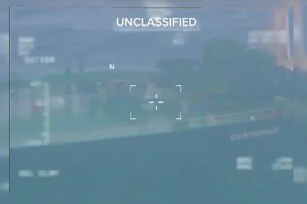 Imagem colorida reprodução de interceptação de navio petroleiro da Venezuela pelos EUA