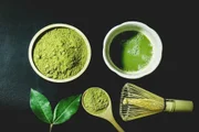 O matcha é preparado com a ingestão total do pó que o compõe, ao contrário de outros chás que costumam ser coados
