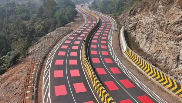 Foto colorida de rodovia na índia com alerta para motoristas evitarem atropelamentos de animais