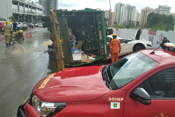 Vídeo: caminhão de lixo tomba sobre 3 veículos e deixa feridos em Águas Claras