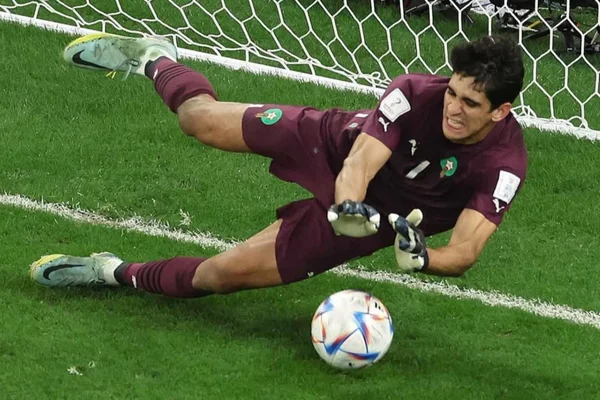 Goleiro do Marrocos defende pênalti decisivo de forma inusitada; veja