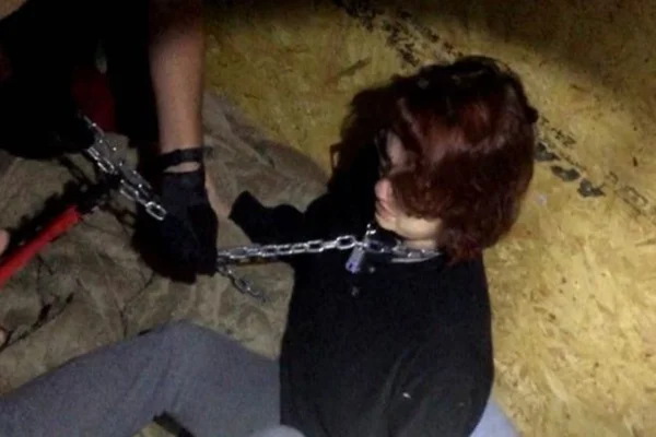 Homem é preso após manter mulher acorrentada como um cachorro
