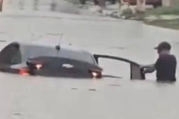 Carro fica submerso, e motociclista é arrastado em tempestade no DF