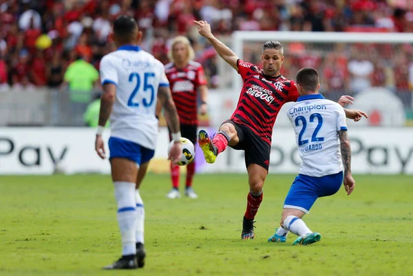 Na despedida dos Diegos, rebaixado Avaí bate o Flamengo no Maracanã