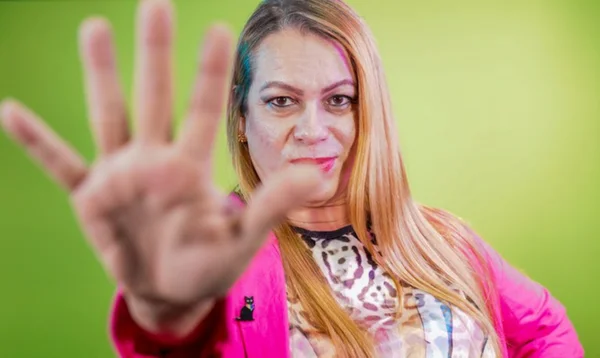 Na imagem, a secretária nacional dos Direitos das Pessoas LGBTQIA+, Symmy Larrat