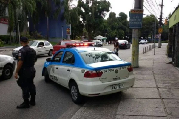 Imagem colorida de policiais militares