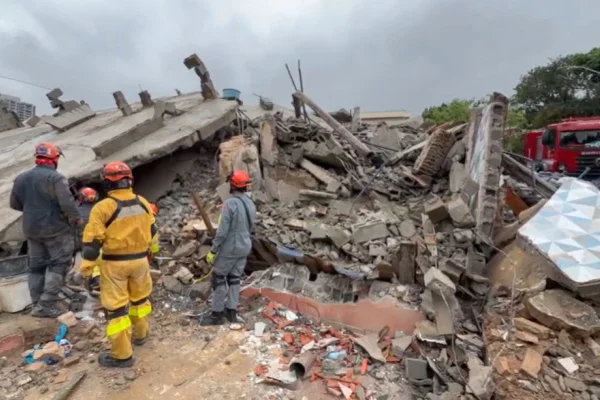 Bombeiros resgatam corpo de criança, 6ª morte após desabamento em SP
