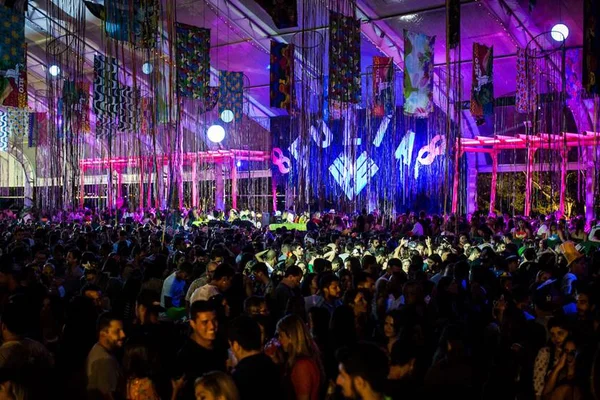 Festa Fulía ferve com pagode e sertanejo em noite comandada por Molejo