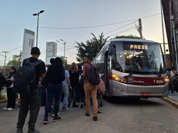 Imagem colorida mostra milhares de pessoas na frente da estação Pinheiros - Metrópoles