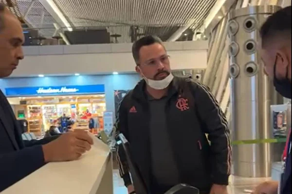 Foto colorida do senador Alan Rick ao protagonizar uma cena no aeroporto de Brasília - Metrópoles