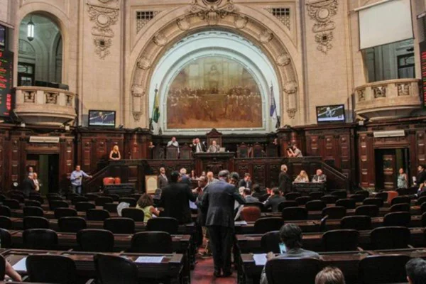 Imagem colorida do plenário da Alerj - Metrópoles