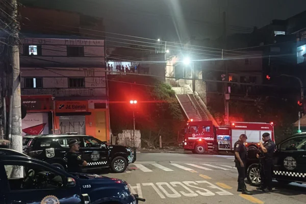 Foto colorida de viaturas da GCM, PM e bombeiros durante ocorrência de incêndio em Diadema, região metropolitana de São Paulo.