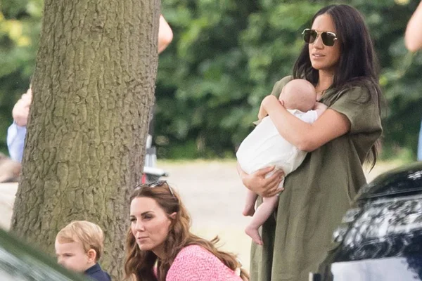 Meghan Markle é vista com Archie após proibir fotos do filho