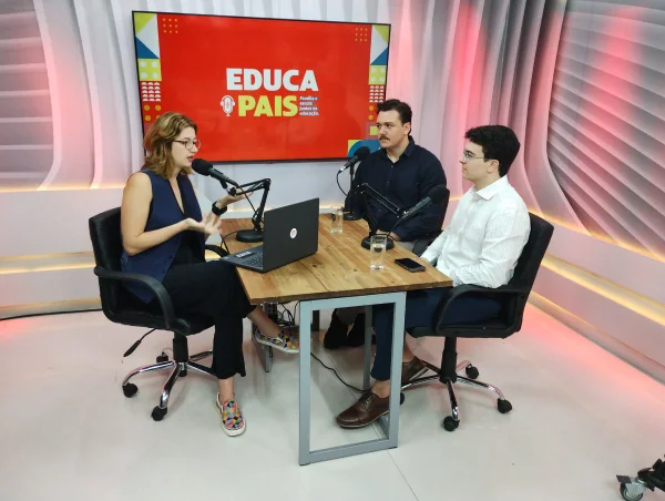 Foto colorida da gravação do terceiro episódio do videocast EducaPais - Metrópoles