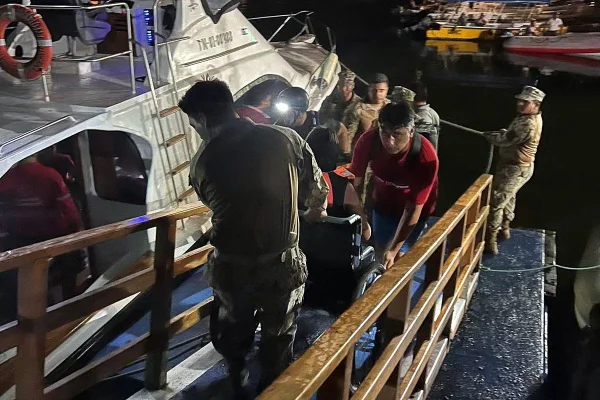 Imagem colorida mostra autoridades agindo em buscas e resgate de vítimas de naufrágio no Equador - Metrópoles