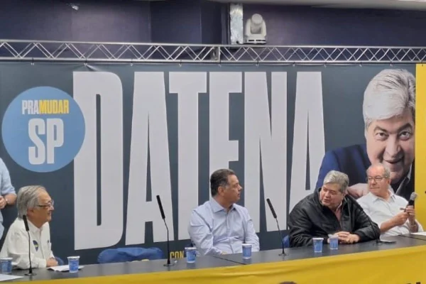 Foto colorida de Datena em convenção do PSDB