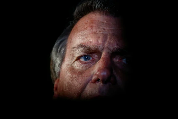 Jair Bolsonaro fala com a imprensa após desembarcar em Brasília - Metrópoles