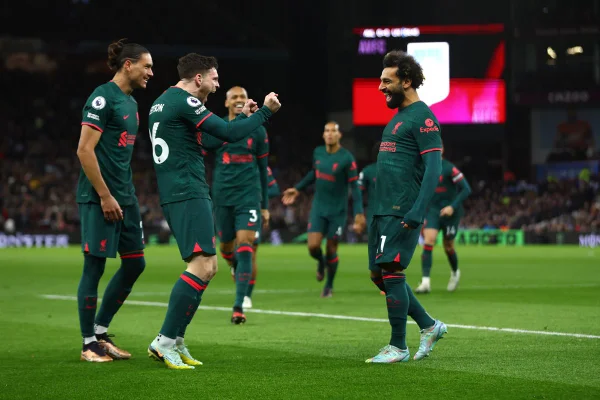 Jogadores do Liverpool comemorando gol