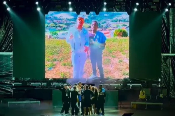Imagem colorida de equipe de MC Livinho e cantor prestando homenagem a amigo morto. Metrópoles