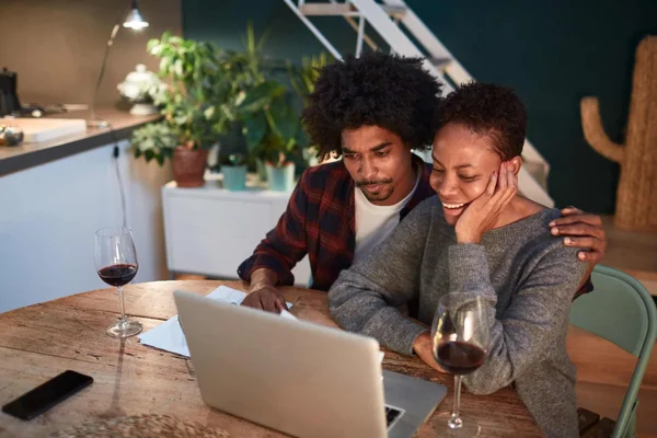 homem e mulher em frente a laptop