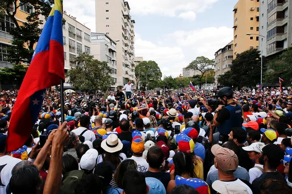 Em meio a apagão elétrico, manifestantes vão às ruas na Venezuela