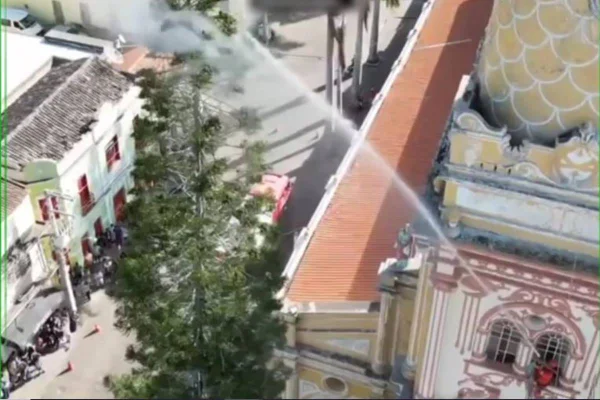 Imagem colorida de jato d'água Bombeiros