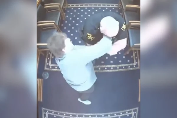 Imagem colorida mostra momento em que homem agride policial - Metrópoles