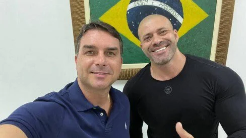Flávio Bolsonaro publica apoio a Silveira: “Bem sempre vence o mal”