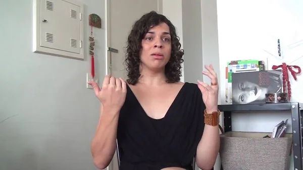 Travesti, prostituta e doutoranda na Unicamp, Amara Moira lança livro