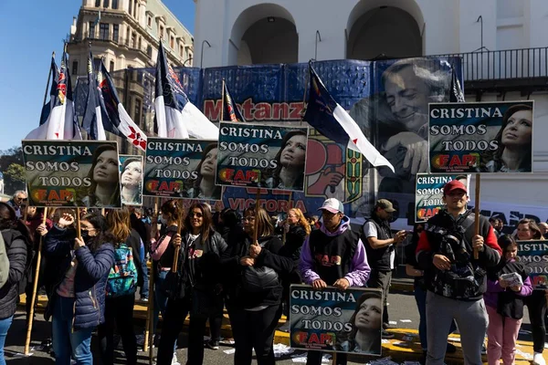 Apoiadores de Cristina Kirchner se reúnem na Plaza de Mayo