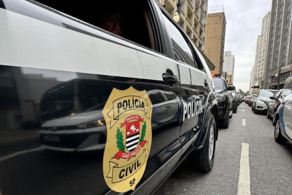 Imagem colorida de viaturas da Polícia Civil de São Paulo