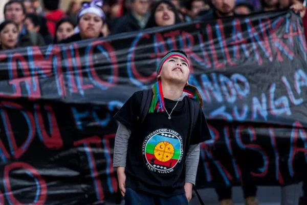 Mais de 300 jovens são agredidos pela polícia em atos no Chile