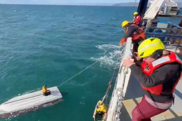 Menino resgatado do Alasca após 3 dias à deriva