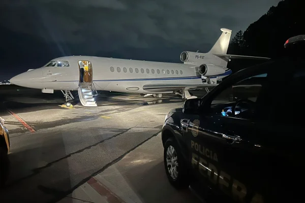Foto colorida de avião de R$ 200 milhões de Vorcaro, dono do Master, apreendido pela PF