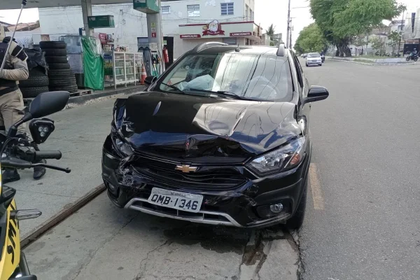 Foto colorida de carro que colidiu com bomba de combustível em Aracaju - Metrópoles