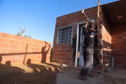 Morador retira porta antes de demolição da casa pelo DF legal Morador retira porta antes de demolição da casa pelo DF legal