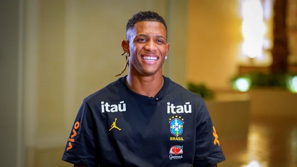 Danilo, jogador do Botafogo com a camisa da Seleção Brasileira