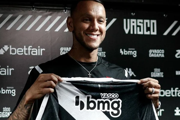 Souza, volante do Vasco, posa com blusa do time - Metrópoles