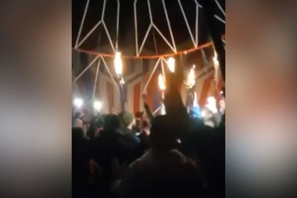 Vídeo: baloeiros oram antes de soltar balão que caiu e içou moto em SP