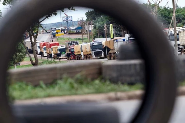 Caminhoneiros protestam em MT