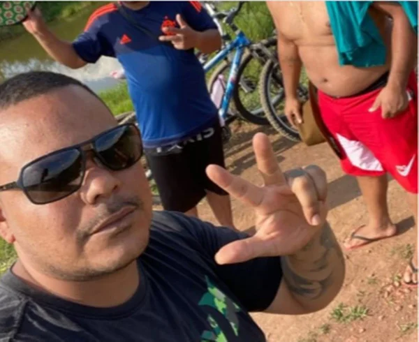 homem de óculos tirando selfie