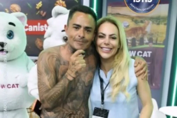 Homem sem camisa e tatuado abraça a primeira dama de São Paulo, Regina Nunes