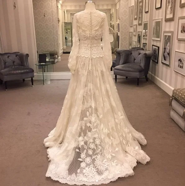 "A Marina é tão especial para mim e Bruno que esse vestido teve 3 tipos de rendas feitas na Inglaterra, uma italiana, 2 tipos de tule e muito amor", continuou "A Marina é tão especial para mim e Bruno que esse vestido teve 3 tipos de rendas feitas na Inglaterra, uma italiana, 2 tipos de tule e muito amor", continuou