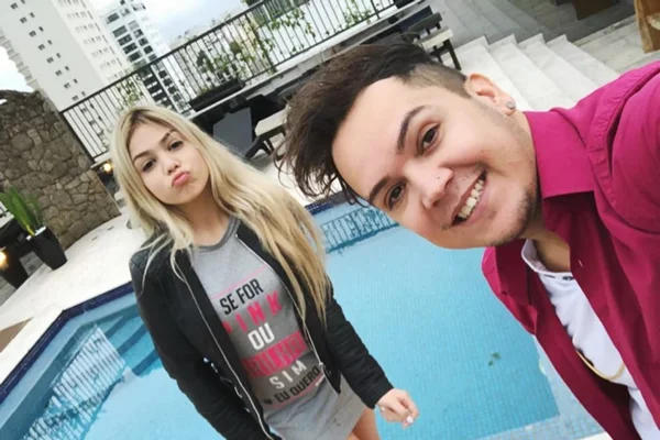 Belinho desmente boatos de que seria trans e mostra a mãe de Melody