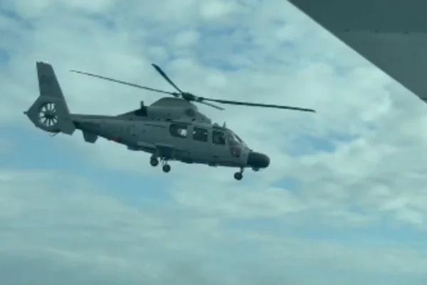 Foto colorida de helicóptero chinês forçando avião filipino a deixar espaço aéreo - Metrópoles