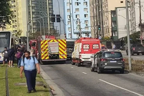 Imagem colorida mostra viaturas do Corpo de Bombeiros e do Serviço de Atendimento Móvel de Urgência (SAMU) durante atendimento. Metrópoles