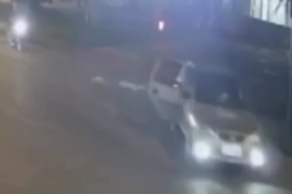 Imagem colorida de carro arrancando e bebê caindo após porta abrir - Metrópoles